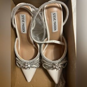Steve madden white heels with a silver bow size 6